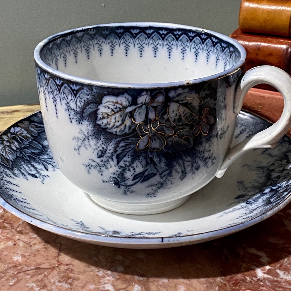 K & G Keller Violette Cafe au lait Cup & Saucer